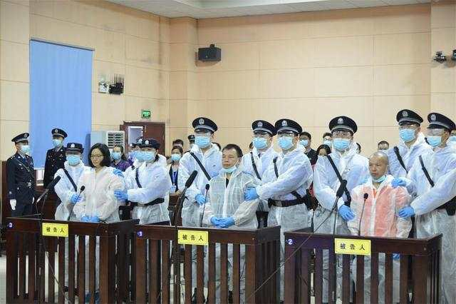 Veteran journalist Chen Jieren sentenced to 15 years in prison wap.peopleapp.com/article/544814… Chen was a state media editor turned critical blogger, part of the old guard from an era of relative press freedom in the 2000s