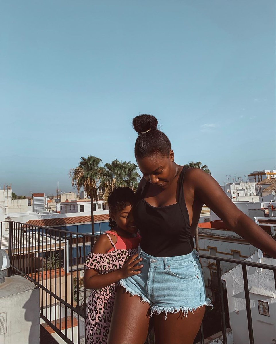 bwevip's tweet photo. Ao lado de uma grande mulher, há uma linda filha!😅😍
Dinamene Cruz e a sua filha Rafa.💛
#apresentadora
#angolana
#beldades
#momentomaeefilha
#bwevip
@dinamenecruz https://t.co/MIxnNuppDg