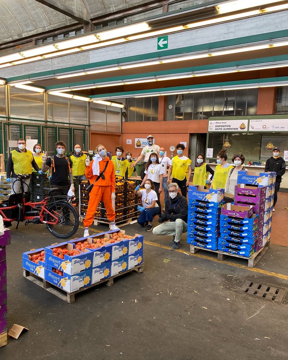 Fedez's tweet photo. Stamattina abbiamo preso parte all’iniziativa “Milano aiuta” del comune di Milano per rispondere alla necessità di aiuto alimentare a supporto di anziani e famiglie in difficoltà. Se volete donare generi alimentari potete mandare un’email a milanoaiuta@comune.milano.it https://t.co/BaNGVYvp0I