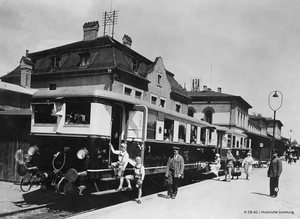 DB_Presse's tweet photo. Heute reisen wir in eine Zeit vor Mundschutzpflicht und Mindestabstand. In den 1930ern sah der Bahnhof Passau samt Zug zwar noch etwas anders aus, aber nicht weniger schön als heute! 😍 #tbt #ThrowbackThursday https://t.co/qwY4gbFIcV
