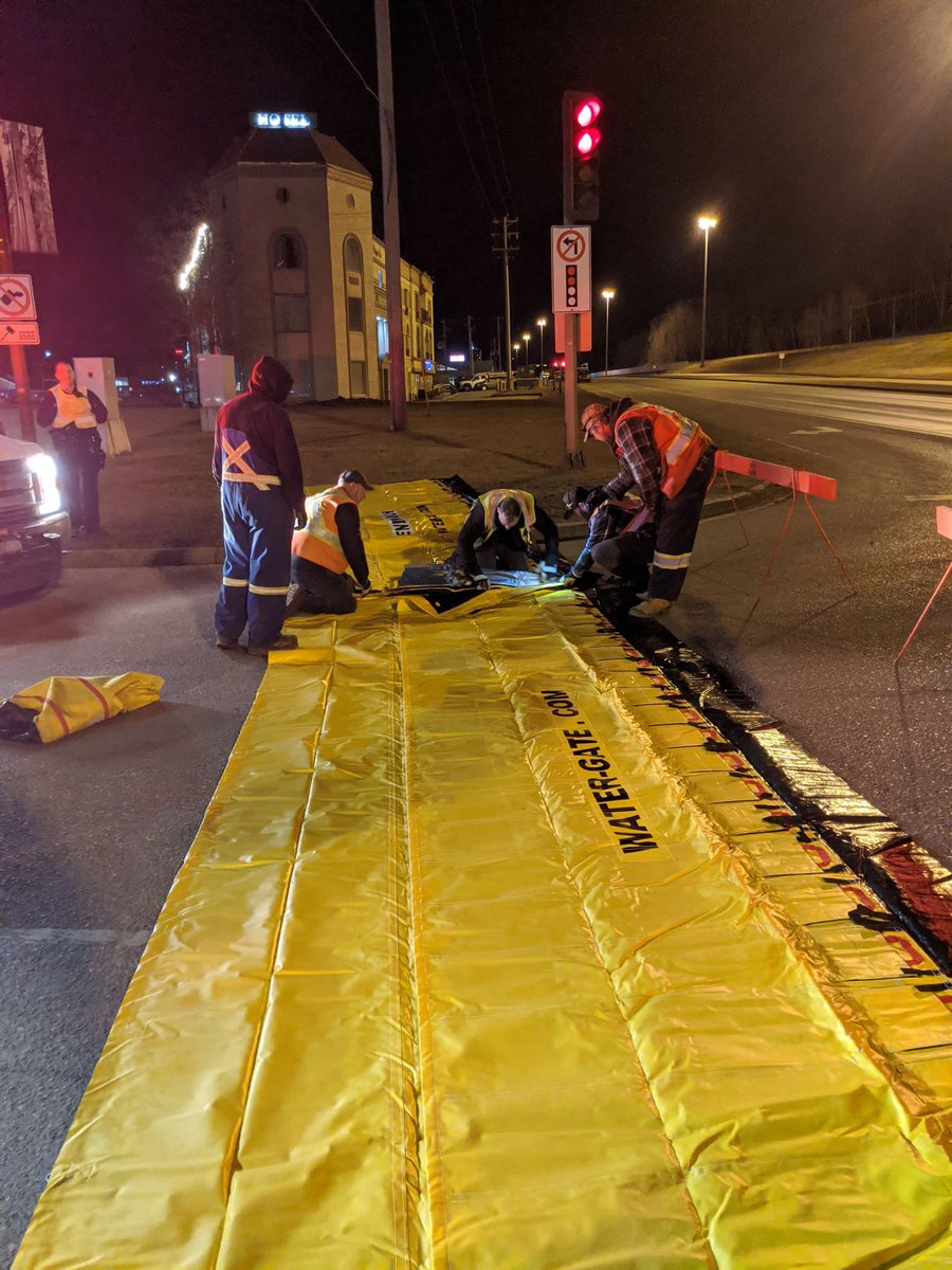 RMWoodBuffalo's tweet photo. Join us as we thank our dedicated team at Public Works who have been working long hours through tough conditions. Thank you for evacuating residents, pumping flooded areas, constructing access roads, making &amp; distributing sandbags &amp; much more. You truly are our everyday heroes! https://t.co/1LXJH2svBj