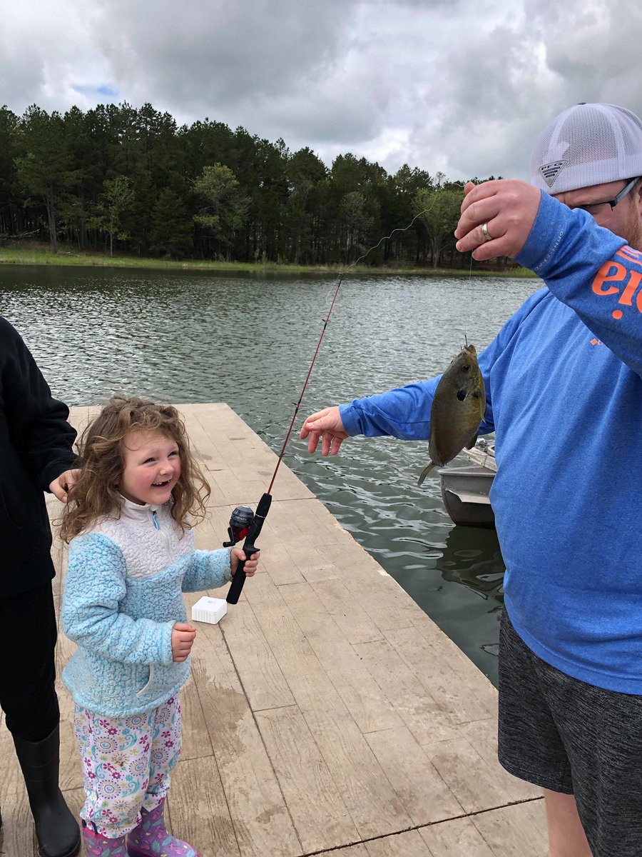 mrspattersonfes's tweet photo. This little cutie caught her first fish yesterday.  🐟🐠 #fun  #fishing #family @FoxElementary @FoxC6Schools https://t.co/NOCTB7VvDV