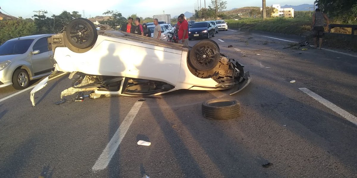 Um homem e uma mulher ficaram feridos em um grave acidente envolvendo um carro e uma moto na Avenida Brasil, sentido Centro, altura de Campo Grande. PM e Bombeiros no local. Apenas uma faixa do acostamento está ocupada, mas há retenções no trecho.