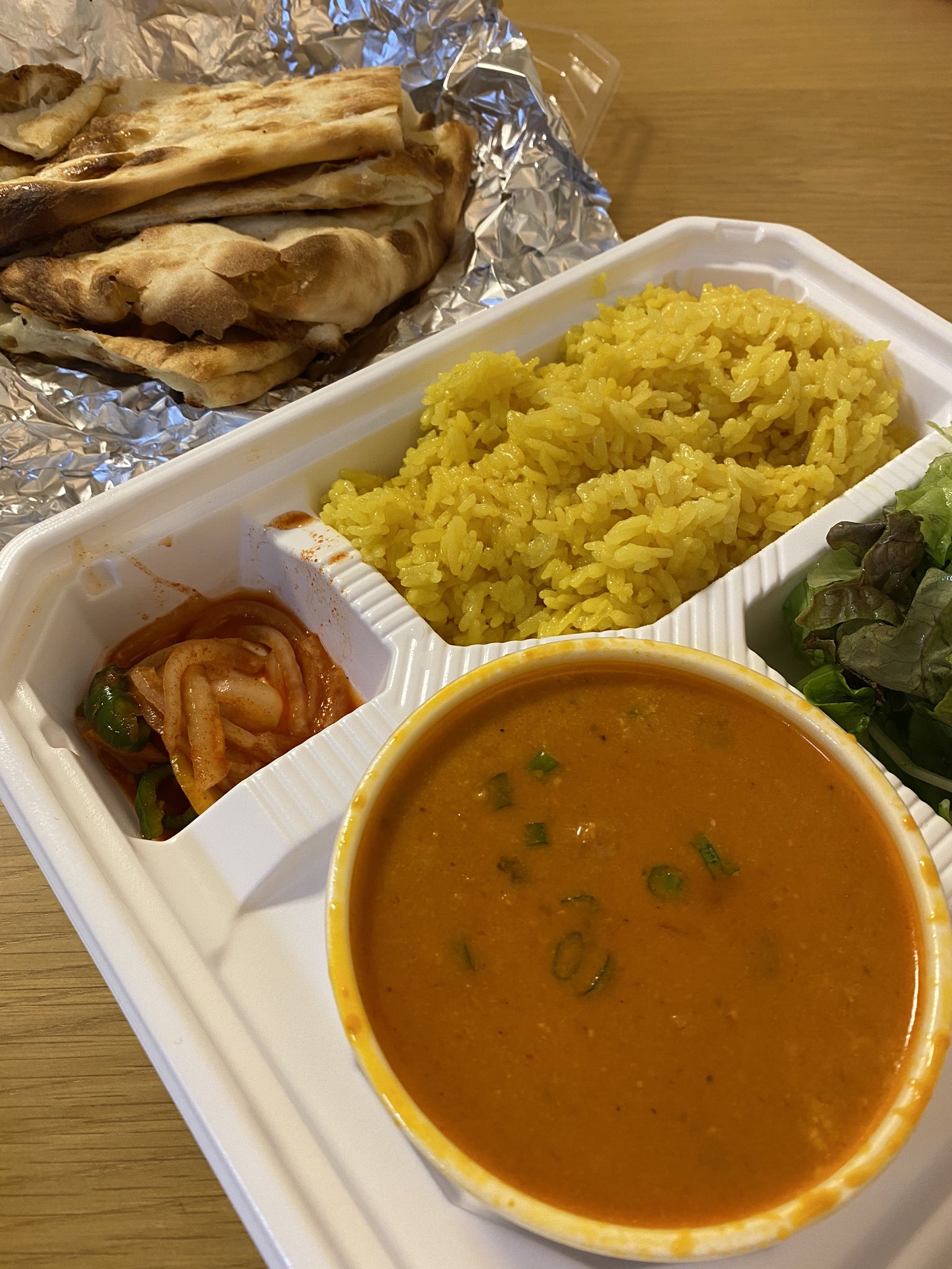 P K サンジュン 日医大側の根津神社入口近く Mcキッチンのバターチキンカレー 1000円 カレーは全てナン ライス サラダ付きで超ボリューミー 焼き立てのナンは最高です テイクアウト飯 谷中 千駄木 谷根千 地元で金を使う T Co