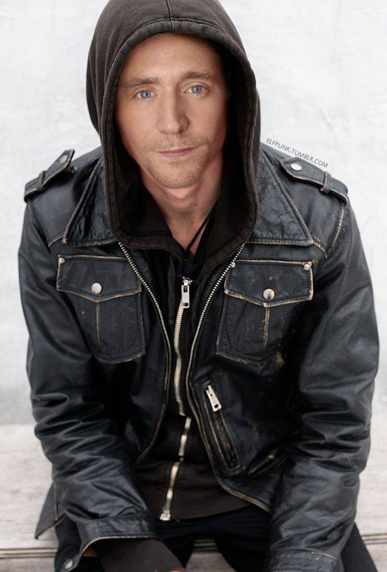 VeroniqueRenon's tweet photo. @HiddlestonSpam #HiddlesLooks the Bad Guy😉 https://t.co/I4VISnIVuh