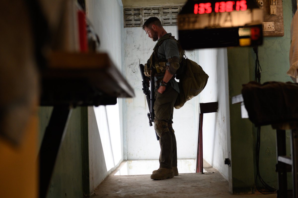 netflixth's tweet image. ใครที่อินกับความเดือดแบบ #Extraction มาลองดูเบื้องหลังในกองกัน กว่าจะมาวางคิวบู๊ถึงไทย จนเป็นฉากไล่ล่า หรือ Long Take เดือดๆ สภาพพวกเค้าเป็นยังไง แล้วแดดเมืองไทยจะทำร้ายพี่คริสได้มั้ย ไปดูกันเลย

/ว่าแต่โลเคชั่นอยู่แถวบ้านใคร ลองแชร์โลฯ มาบอกหน่อย 

#ExtractionNetflix #NetflixTH