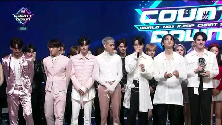 G7Bamb's tweet photo. Congratulations Got7😍💚🎉 you deserve it 💪🏻🎉

#NOTBYTHEMOON_2ndwin #NOTBYTHEMOON #got7 #GOT7NOTBYTHEMOON https://t.co/4Hur3kX082