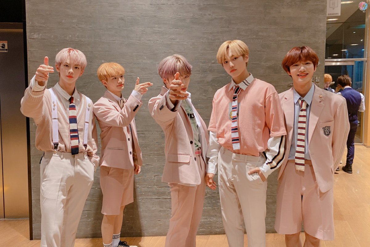 McndOfficial_'s tweet photo. 온 세상을 핑크빛으로 물들이는 #MCND 💕

#캐슬제이 #Castle_J #빅 #BIC #민재 #MINJAE #휘준 #HUIJUN #윈 #WIN
#SCHOOL_AGE #떠 #Spring
#Mnet #엠카운트다운 #MCOUNTDOWN https://t.co/74CmUwUO7H