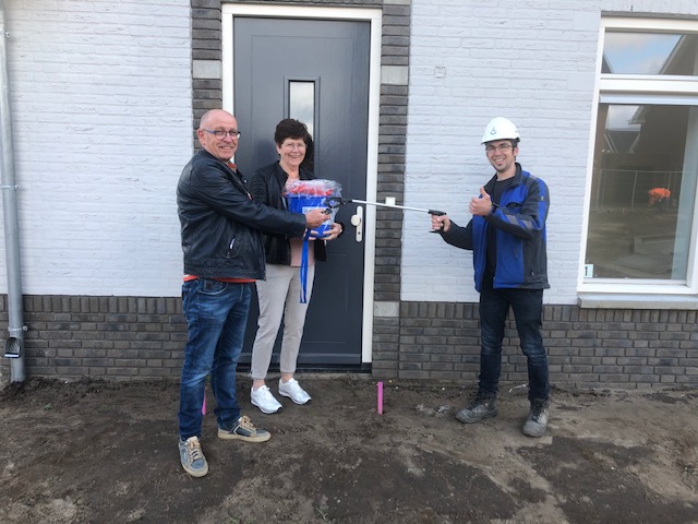 JaJoBouw's tweet photo. Vandaag is in Vlijmen de eerste woning in Goede Morgen fase 2 opgeleverd. Met behulp van een handig knijpertje overhandigde uitvoerder Nick de sleutels op #anderhalvemeter aan de nieuwe bewoners.
#LetsBuildHappiness
#Geerpark
#Vlijmen
#doorbouwers https://t.co/cVBPXxN64K