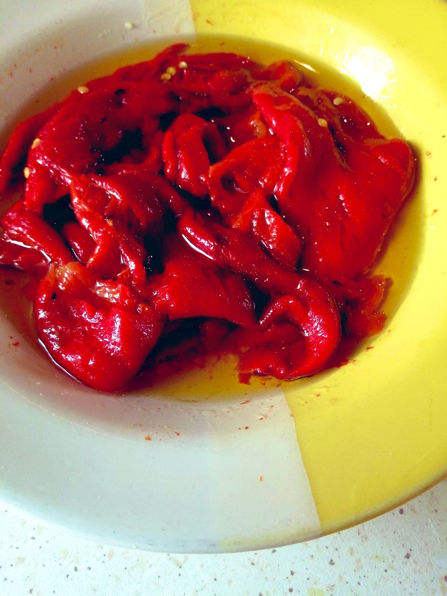 calabriaonline's tweet photo. Vista l’ora 🕰 e guarda caso in tendenza c’è la #Calabria e #CucinareCon vi allietiamo la giornata del #30Aprile con una ricetta della nostra tradizione: #fagioli cotti nella “pignata” con peperoni arrostiti il tutto a km 0. Naturalmente #pane fatto in casa e olio extravergine. https://t.co/hBAYQw14P1
