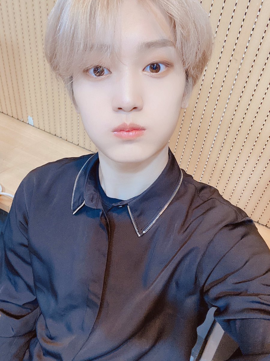 CRAVITY_twt's tweet photo. 짜잔~태영이 보고싶을까바! 엠카 끝나자마자
달려왔어요~ ٩꒰⍢ ꒱۶⁼³₌₃
보고싶었습니다아아아ㅏ~~🤗
안보고 시..ㅍ었다..구....요....?
힝..ㅠ
#크래비티 #엠카 #태영 #흥칫뿡 https://t.co/DofzkLssrf