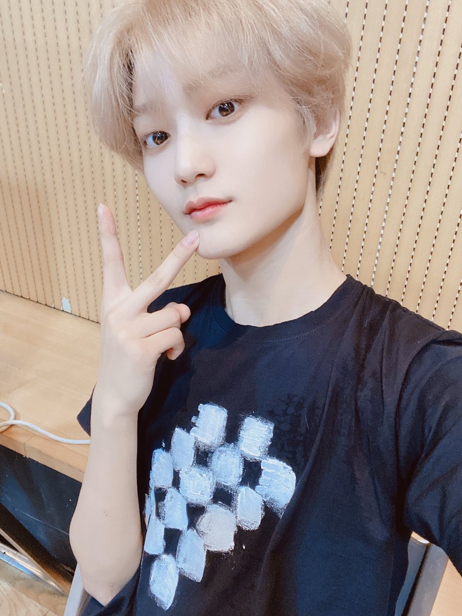 CRAVITY_twt's tweet photo. 짜잔~태영이 보고싶을까바! 엠카 끝나자마자
달려왔어요~ ٩꒰⍢ ꒱۶⁼³₌₃
보고싶었습니다아아아ㅏ~~🤗
안보고 시..ㅍ었다..구....요....?
힝..ㅠ
#크래비티 #엠카 #태영 #흥칫뿡 https://t.co/DofzkLssrf