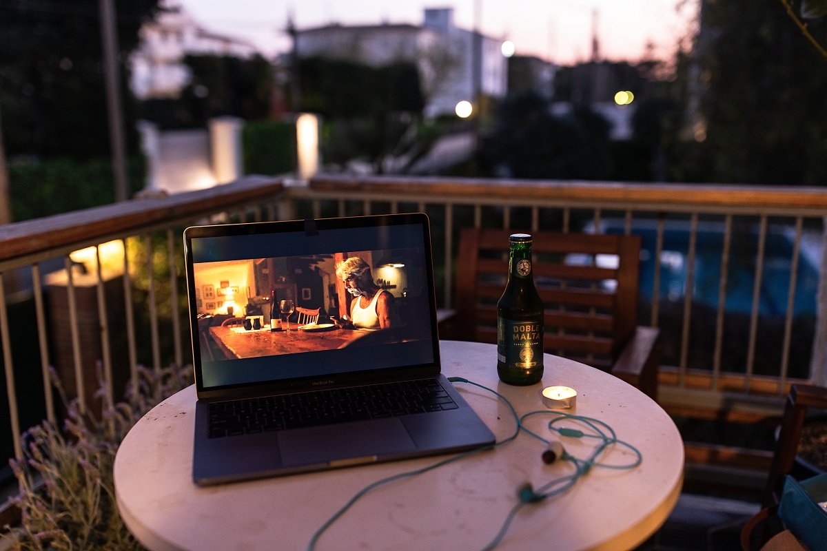 Quarantine chronicles from home.
Watching the Hero movie with the great actor Samuel Elliott.
#samelliott #COVID19 #StayAtHome #scenefromhome #alonetogether #QuarentineLife #movies #