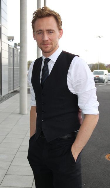 HiddlesSunshine's tweet photo. #HiddlesLooks #TomHiddleston  @HiddlestonSpam https://t.co/GiWxGARM1d