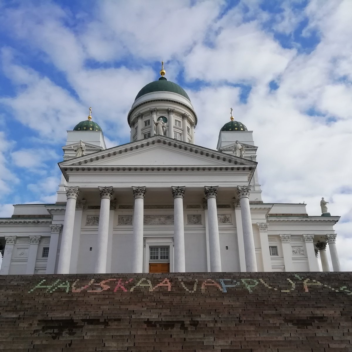 VST:n toimiston henkilökunta toivottaa kaikille mukavaa vappua!🎈🎉
