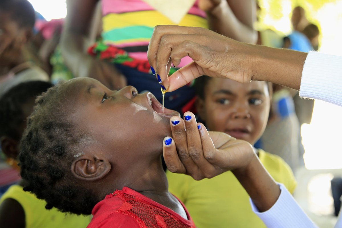 UNICEF_Moz's tweet photo. Sabias que a #VitaminaA aumenta as chances de sobrevivência das crianças, reduz a gravidade das infecções, mantém a saúde da visão e dos olhos e é fundamental para o crescimento.
Por isso o @CanHCMozambique e UNICEF apoiam na suplementação de Vitamina A em 🇲🇿
#ECHD https://t.co/LZYK9iZ3GX