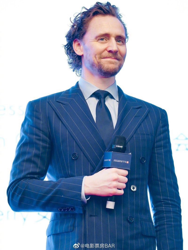 HiddlesSunshine's tweet photo. #HiddlesLooks #TomHiddleston  @HiddlestonSpam https://t.co/GiWxGARM1d