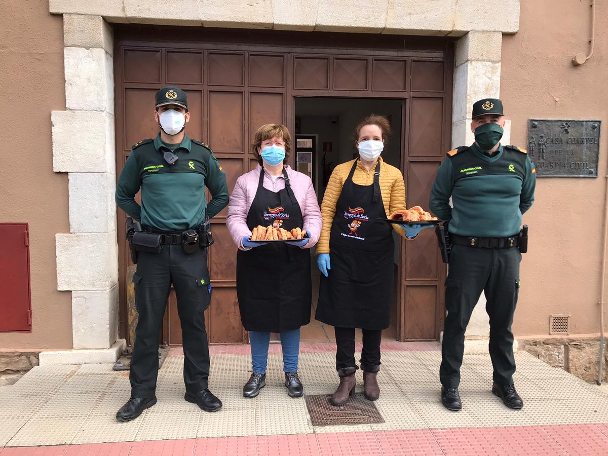 GCSoria062's tweet photo. #GuardiaCivilSoria,  donación de torreznos , por parte de la "Asociación #TrreznodeSoria" en Almazán y "#MarcadeGarantíaTorreznosdeSoria", con la colaboración de #GRMER, en la Comandancia de Soria.
#SoriaColaboraGC https://t.co/QQyAJMf7DB