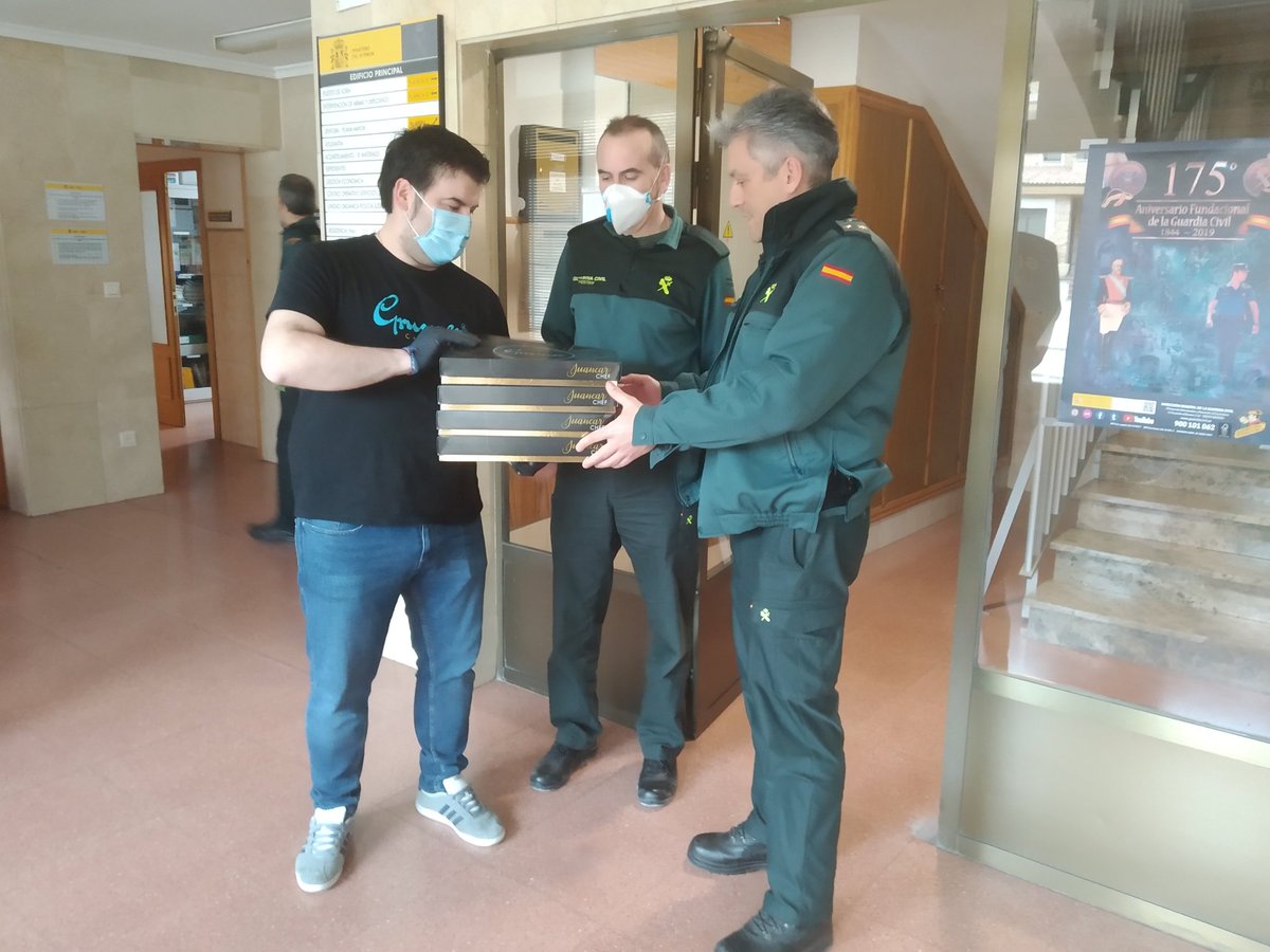GCSoria062's tweet photo. #GuardiaCivilSoria,  donación de torreznos , por parte de la "Asociación #TrreznodeSoria" en Almazán y "#MarcadeGarantíaTorreznosdeSoria", con la colaboración de #GRMER, en la Comandancia de Soria.
#SoriaColaboraGC https://t.co/QQyAJMf7DB