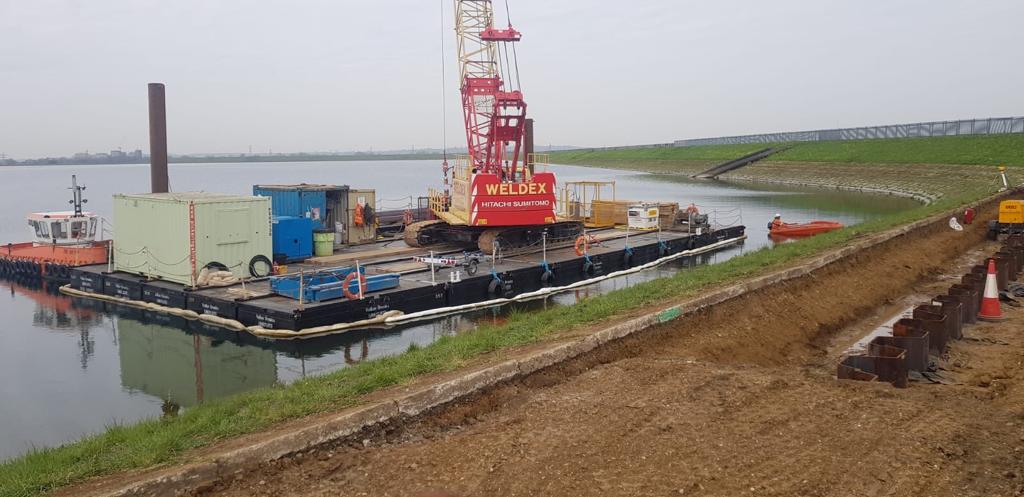 We’re installing 18.0m long <a href="/ArcelorMittal/">ArcelorMittal</a> PU32 #SheetPiles through the existing reservoir embankment core using a Giken F201 Pile Press serviced by an 80Te Crane Barge located on the reservoir. These #SheetPiling works are categorised as emergency works by <a href="/thameswater/">Thames Water 💧</a>