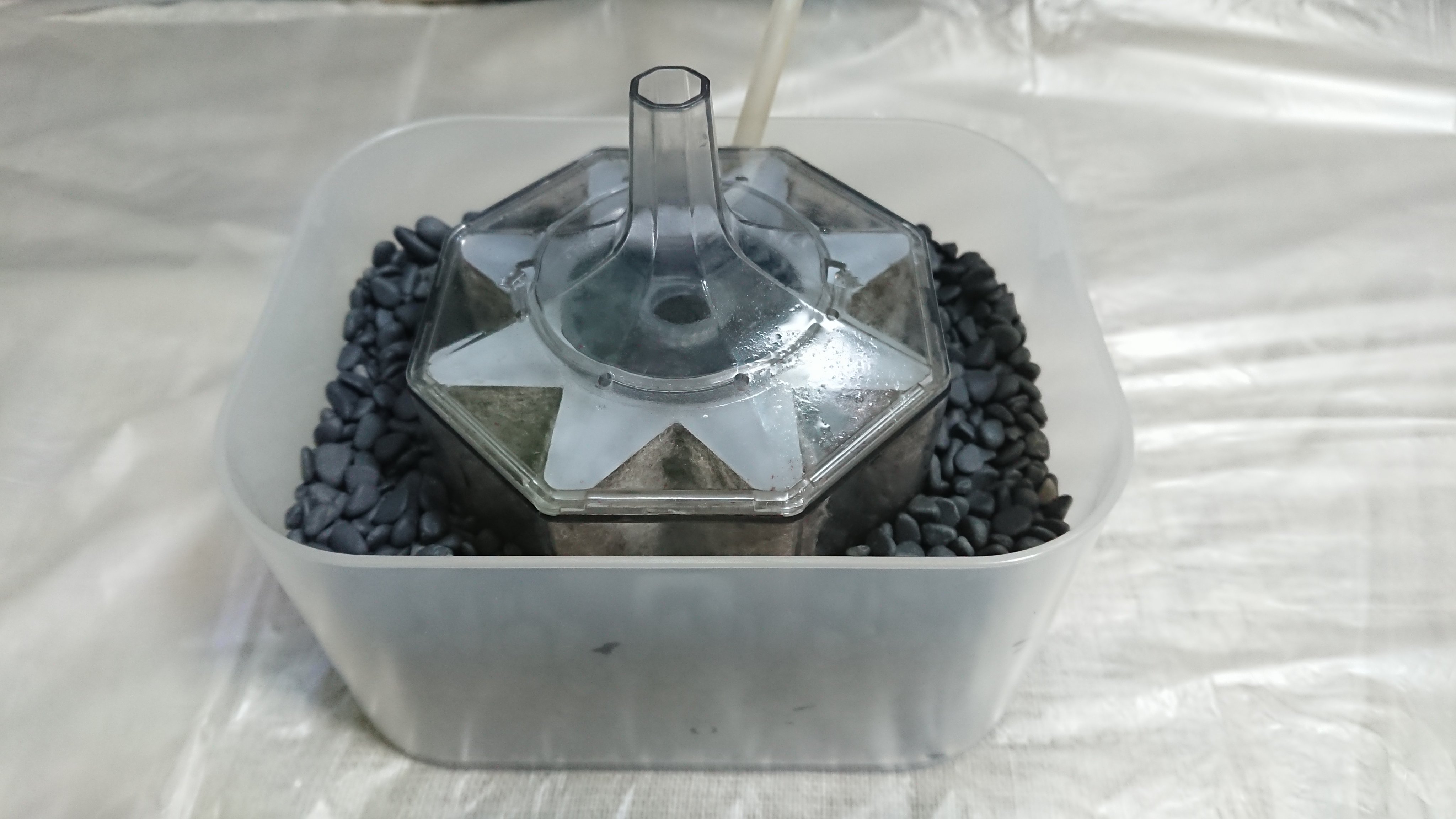 アクアマン22 魚づくりは水作り 投げ込み式フィルターの 水作エイトコア Mをプチ改造しました ダイソーで買ってきた積み重ねボックスに 水作エイトコア Mを入れて 砂利を入れて完成です 投げ込み式フィルターに底面式濾過をプラスし 生物濾過能力を
