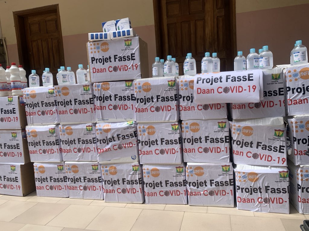 Remise de don de @UNFPASénégal à la Commune de Gueule Tapée-Fass-Colobane pour lutter contre le #COVID19 #JögCiCovid19 #FassE <a href="/CecileZ9/">CecileZ</a> <a href="/Macky_Sall/">Macky Sall</a> <a href="/mabinguengom1/">Mabingue Ngom</a> <a href="/ligueblogsante/">LAB Santé</a> @MinisteredelaS1 <a href="/AmbCanSenegal/">Canada au Sénégal</a> <a href="/UNFPA_WCARO/">UNFPA WCARO</a>