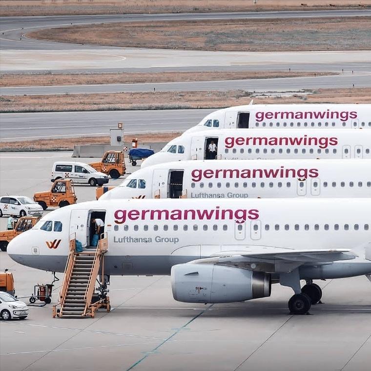 GermanwingsA's tweet photo. The beautiful 4 @airbus A319 stand @vienna_airport😍😥 Thank's to[Instagram: @aeromanu]  for your beautiful picture 🙏 https://t.co/6XSc7MDBcC