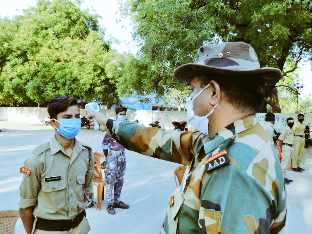 DefencePRO_Guj's tweet photo. #NationalCadetCorps #Anand #4GujBn #13GujBn #2CTC #ExNCCYogdan Wid strict supervision & proper briefing cadets r able 2 handle larger crowds in orderly way.#MoDAgainstCorona 840 NCC pers deployed daily in #Gujarat @SpokespersonMoD
@HQ_DG_NCC
@drajaykumar_ias @PIBAhmedabad https://t.co/MBuLGUmiHD