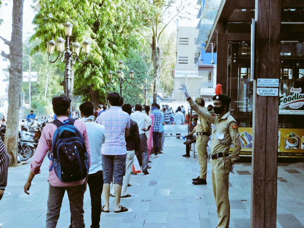 DefencePRO_Guj's tweet photo. #NationalCadetCorps #Anand #4GujBn #13GujBn #2CTC #ExNCCYogdan Wid strict supervision & proper briefing cadets r able 2 handle larger crowds in orderly way.#MoDAgainstCorona 840 NCC pers deployed daily in #Gujarat @SpokespersonMoD
@HQ_DG_NCC
@drajaykumar_ias @PIBAhmedabad https://t.co/MBuLGUmiHD