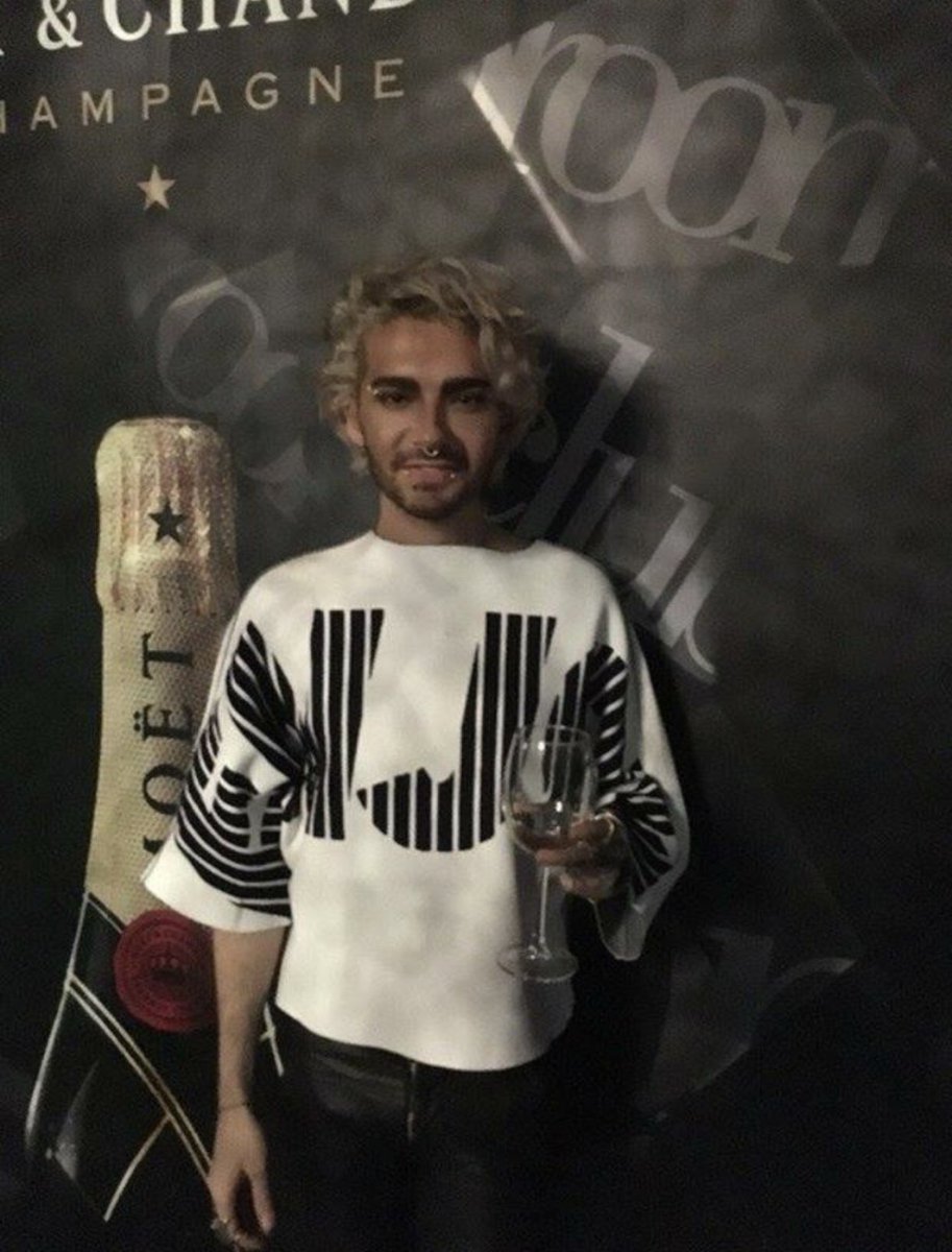 rockermaus81's tweet photo. Na dann, Prost! 🥂
Well than, cheers! 🥂
#billkaulitz #prost #cheers #tokiohotel #booksigningsession #billy #billyisnotok https://t.co/Q5kddlR0vC