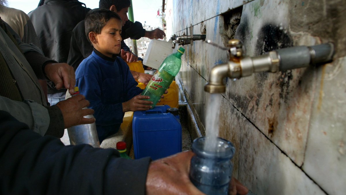 euromesco's tweet photo. "Increasingly securitized, #water's been transformed into a political card, discouraging inter-state cooperation"
This #JointPolicyStudy analyses the political & socio-economic impact of desertification & water scarcity in the #MiddleEast. Read it online👉https://t.co/AmgXfhNUT8 https://t.co/Al7oOk93kg