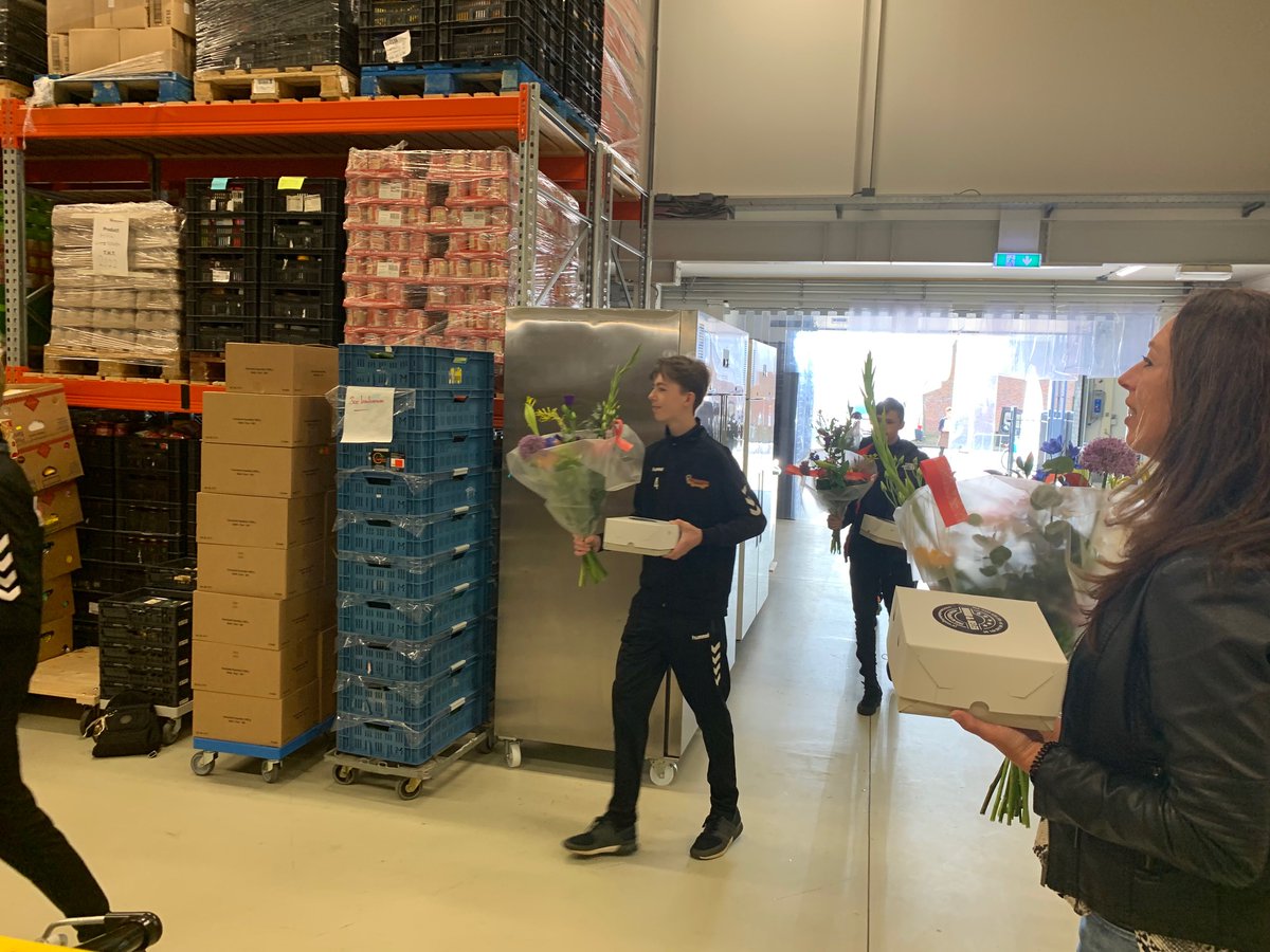VoedselbankOss's tweet photo. Jeugdelftal J015 @rksvmargriet verrast vrijwilligers @VoedselbankOss met #taart en #bloemen. Het geld was eigenlijk voor voetbaltoernooi in Oostende, nu besteed aan toppers van #Voedselbank #Oss. Geweldige actie jongens. @VoedselbankOss is supporter van jullie elftal 💐 https://t.co/5glJ271ZYE