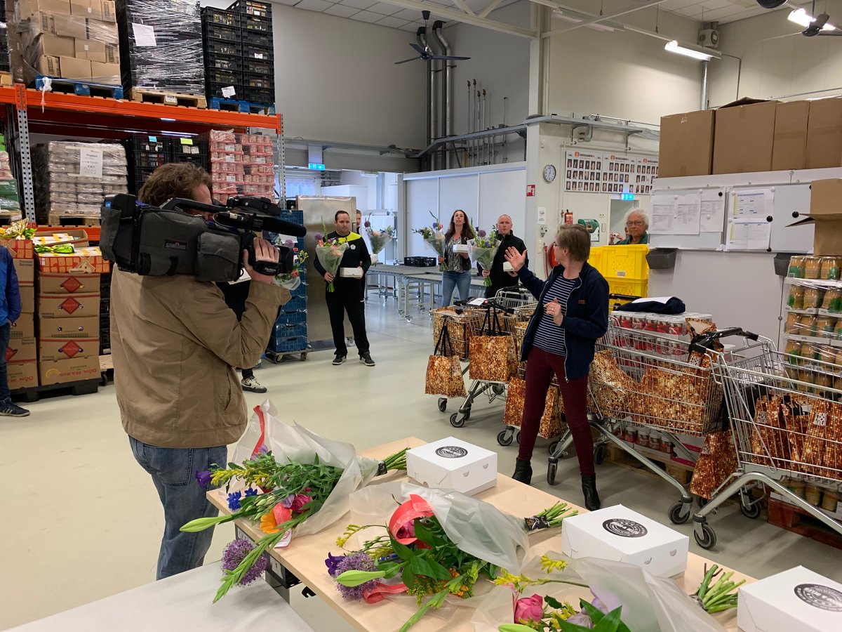 VoedselbankOss's tweet photo. Jeugdelftal J015 @rksvmargriet verrast vrijwilligers @VoedselbankOss met #taart en #bloemen. Het geld was eigenlijk voor voetbaltoernooi in Oostende, nu besteed aan toppers van #Voedselbank #Oss. Geweldige actie jongens. @VoedselbankOss is supporter van jullie elftal 💐 https://t.co/5glJ271ZYE