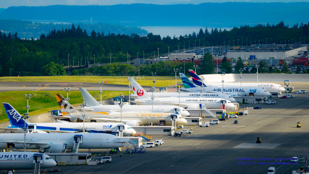 ThaiAviation's tweet photo. โบอิง ปลดคนงานหมื่นคน
.
ซีอีโอ Boeing กล่าวว่า งานลดลง 10-15% ในสายการผลิต บ.พาณิชย์ หมายถึง ต้องลดพนักงาน 7,000-10,500 คน เค้าว่าบริษัทต้องปรับตัวเข้ากับความเป็นจริงของตลาดที่เปลี่ยนไป #aviation #boeing Photo: Joe A. Kunzler
.
https://t.co/dt8emZrDjp https://t.co/lnA4o9M3M1