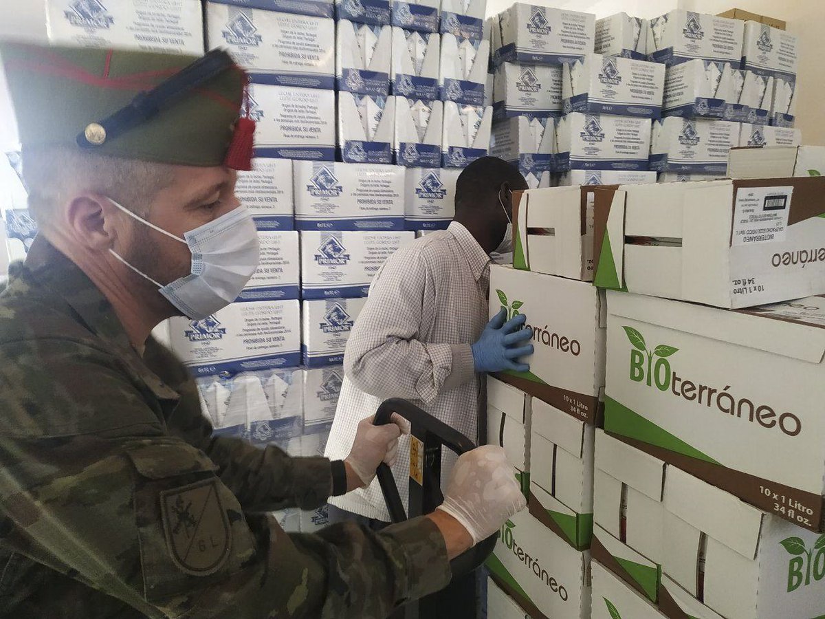 FUTER_ET's tweet photo. La Brigada de #LaLegión @EjercitoTierra realiza una colaboración con el Banco de Alimentos de Almería en la Localidad de Níjar, en ayuda a los más necesitados y damnificados por la pandemia del #COVID-19  #OperaciónBalmis #EsteVirusLoParamosUnidos https://t.co/IdmVDptIJS