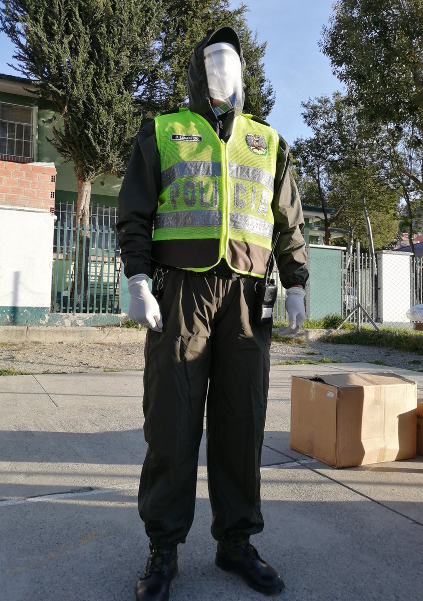 SubMaxParedes's tweet photo. Subalcalde Juan Carlos Sandoval entrega indumentaria de bioseguridad a la Estación Policial Integral La Portada, material que servirá para protección y cuidado de funcionarios policiales que realizan trabajos de  resguardo y protección de nuestra población.
#QuédateEnCasa https://t.co/Ehlx0fJsNc