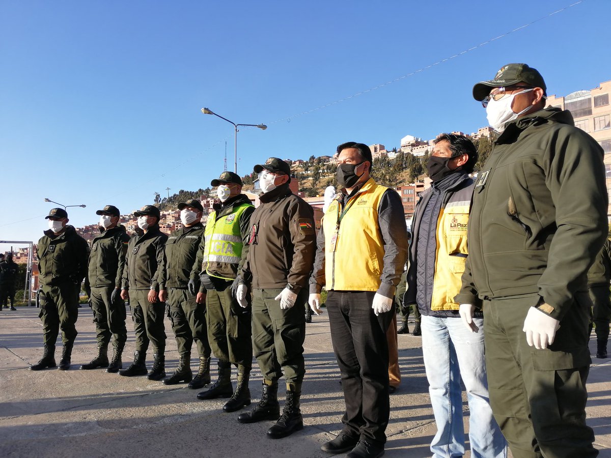 SubMaxParedes's tweet photo. Subalcalde Juan Carlos Sandoval entrega indumentaria de bioseguridad a la Estación Policial Integral La Portada, material que servirá para protección y cuidado de funcionarios policiales que realizan trabajos de  resguardo y protección de nuestra población.
#QuédateEnCasa https://t.co/Ehlx0fJsNc