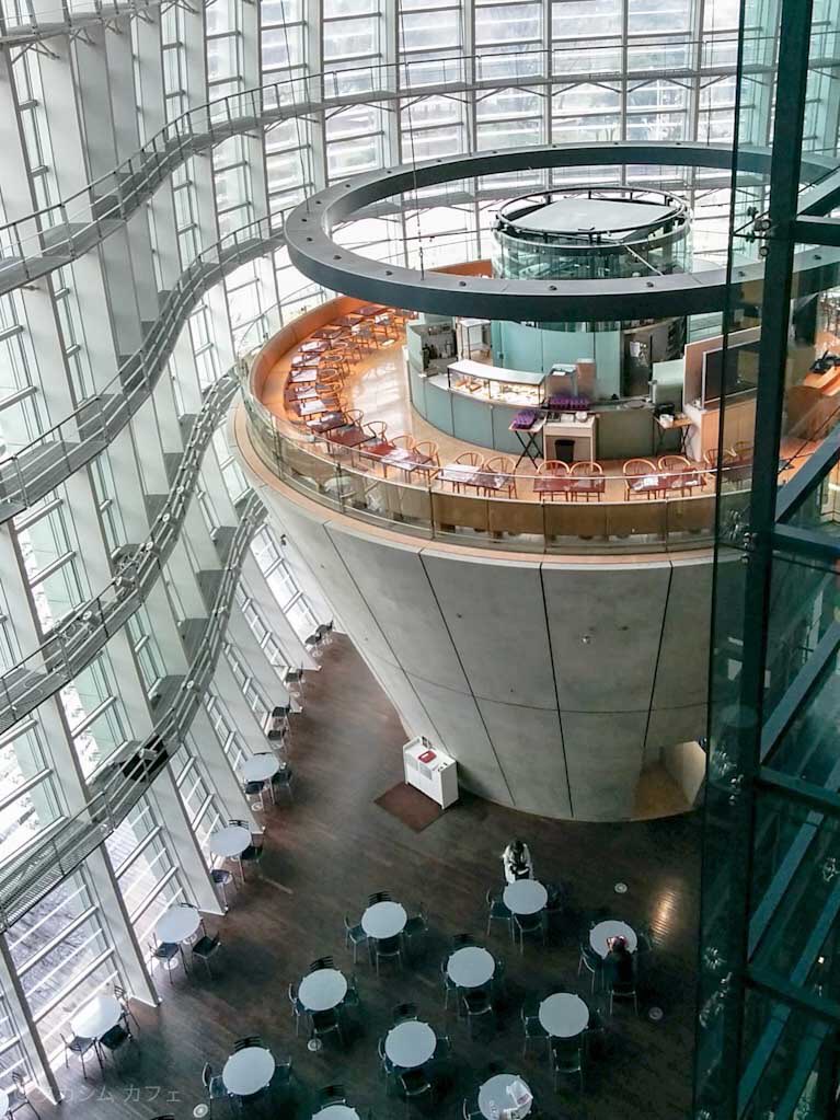 タカシムカフェ サロン ド テ ロンド 六本木 国立新美術館アトリウム内 美術館アトリウム内にあるカフェ カフェ だけの利用も可 映画 君の名は の劇中にも登場し リアルに再現されていた 黒川紀章氏のデザインによる巨大な逆円錐台の上の