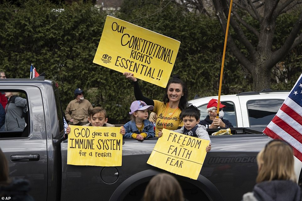El_Citador's tweet photo. Mongolos de extrema derecha abanderados por Alvise y otra morralla llamando a manifestarse en coche, pedir el fin del confinamiento, etc.

¿Dónde habré visto antes eso? ¿Qué clase de idiotas podrían hacer ese tipo de llamamiento y que otros lo copien?

Ah, sí, ya. https://t.co/a2GNxEhzvK