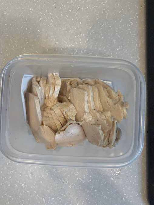 DietMan40's tweet photo. 美味しく鶏胸肉を食べる方法として塩麹に漬け込んだり低温調理でゆっくり火を通したりとさまざまな方法が紹介されているけど正直「600wで片面2分ずつレンチン→放置」が一番ラクだし〝そこそこ〟うまくなると思う。

料理は100点目指すと大変だから80点狙うの目指そ。タレ作ればいくらでも食べられる。 https://t.co/J4YvVUsEzn