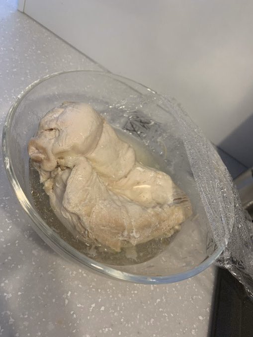DietMan40's tweet photo. 美味しく鶏胸肉を食べる方法として塩麹に漬け込んだり低温調理でゆっくり火を通したりとさまざまな方法が紹介されているけど正直「600wで片面2分ずつレンチン→放置」が一番ラクだし〝そこそこ〟うまくなると思う。

料理は100点目指すと大変だから80点狙うの目指そ。タレ作ればいくらでも食べられる。 https://t.co/J4YvVUsEzn