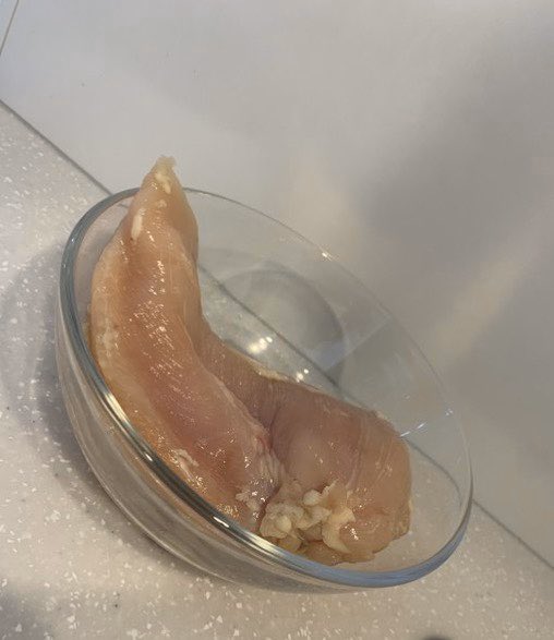 DietMan40's tweet photo. 美味しく鶏胸肉を食べる方法として塩麹に漬け込んだり低温調理でゆっくり火を通したりとさまざまな方法が紹介されているけど正直「600wで片面2分ずつレンチン→放置」が一番ラクだし〝そこそこ〟うまくなると思う。

料理は100点目指すと大変だから80点狙うの目指そ。タレ作ればいくらでも食べられる。 https://t.co/J4YvVUsEzn
