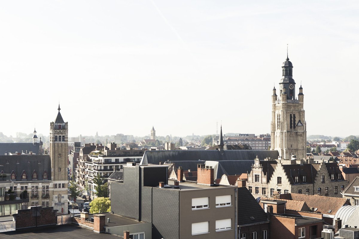 Stad_Roeselare's tweet photo. 'Vooruit na Corona', dat is ons relanceplan #VANRSL om Roeselare na de coronacrisis terug op te leven. 💪🏼 De initiatieven focussen zich op vijf krachtlijnen en prioriteiten. Lees meer op onze website! 

https://t.co/EL8AMHTyIq https://t.co/L5wBVemr9C