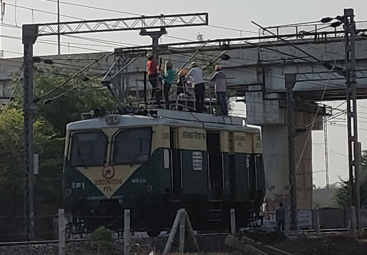 ncrks's tweet photo. @ABPNews  @PMOIndia
@DrmJhansi @CPRONCR @RailMinIndia @GM_NRly
Is situation of covid-19 TRD staff work in Corona crisis. There is no social distancing follow by the TRD DEPARTMENT Head disobey the order of PM Modi. https://t.co/FK22WEbF7R