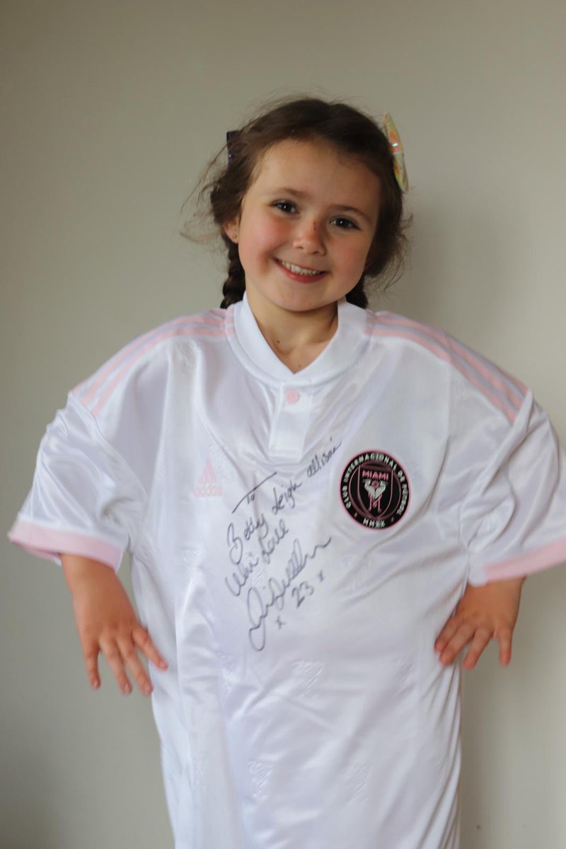 Wow 🤩 it’s doesn’t much better than this !!!! Thanks so much to David Beckham for signing and posting this <a href="/InterMiamiCF/">Inter Miami CF</a> to Betty we are blown away what an amazing thing  to support her fundraising for <a href="/GHHospice/">Garden House Hospice Care 💙</a> thanks to <a href="/ABOFLONDON/">.</a> 4 making it happen 

justgiving.com/fundraising/be…