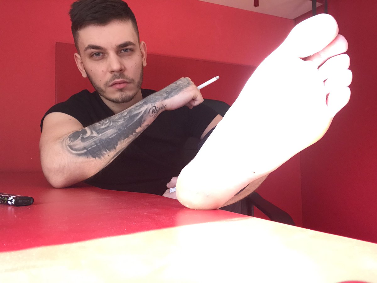 MasterBraz95's tweet photo. Put the cash right there! #cashmaster #findom #footdom #smoking https://t.co/gLKNcwLKBQ