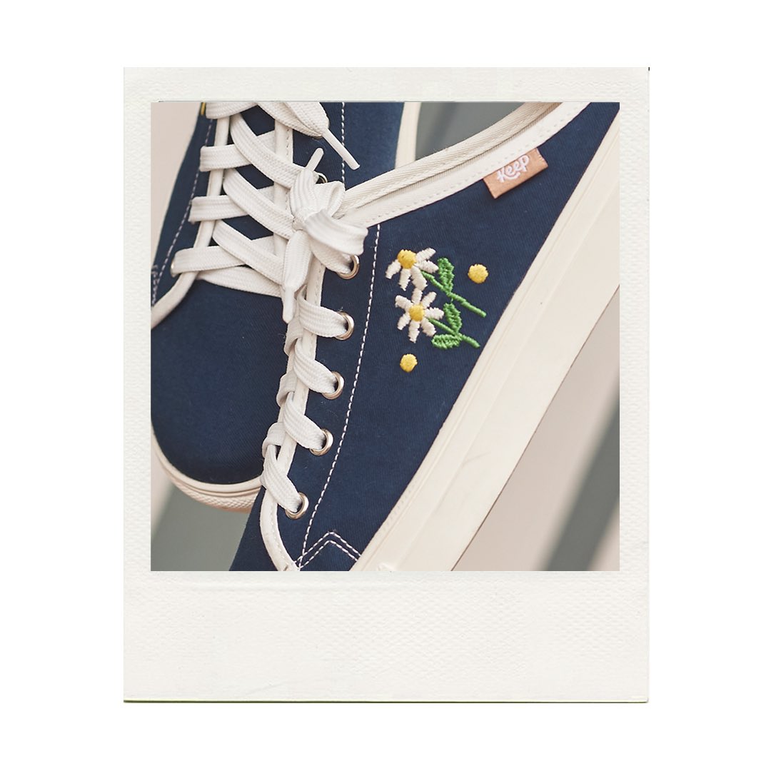 keepby1969's tweet photo. “KEEPDAISY” 🌼☁️
// เปิดส้นลายปักดอกเดซี่(1490.-)
• NAVY
• WHITE
//
—
SIZE : 35-45
LINE : @keepby1969
#keepsneaker #keepofficial https://t.co/Q91gI7ZDlN