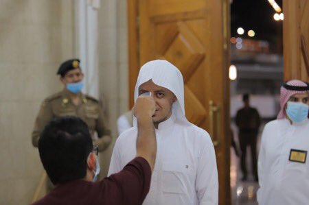 News_Almadinah's tweet photo. بالتعاون مع وكالة الرئاسة العامة لشؤون #المسجد_النبوي تواصل صحة #المدينة تقديم الخدمات الصحية عبر فريق طبي مختص للحد من إنتقال #فيروس_كورونا من خلال نقاط الفرز البصري وكاميرات المراقبة لتطبيق الإجراءات الوقائية على العاملين في خدمة #المسجد_النبوي وتقديم الإرشادات الوقائية لهم. https://t.co/HGxdpNfiHe