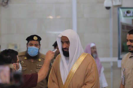 News_Almadinah's tweet photo. بالتعاون مع وكالة الرئاسة العامة لشؤون #المسجد_النبوي تواصل صحة #المدينة تقديم الخدمات الصحية عبر فريق طبي مختص للحد من إنتقال #فيروس_كورونا من خلال نقاط الفرز البصري وكاميرات المراقبة لتطبيق الإجراءات الوقائية على العاملين في خدمة #المسجد_النبوي وتقديم الإرشادات الوقائية لهم. https://t.co/HGxdpNfiHe