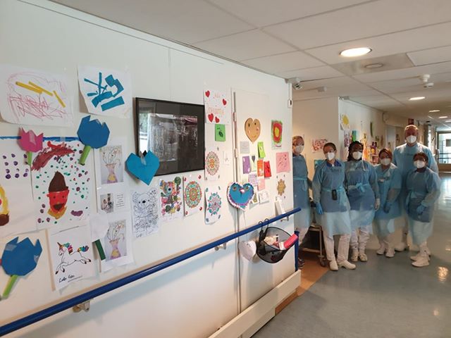 Bedankt lieve, creatieve kinderen van #Delft❣ Sebastiaan, arts op de corona-afdeling van #DeBieslandhof @pietervforeest , deed hier een oproep om tekeningen in te sturen. Daar werd gehoor aan gegeven met als resultaat: muren vol kleurrijke kunstwerkjes!✨ #samentegencorona